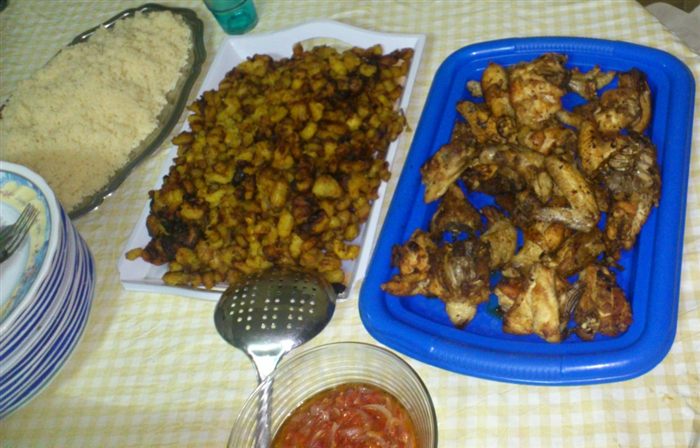 Attiéké, alloco et poulet grillé, plat traditionnel ivoirien