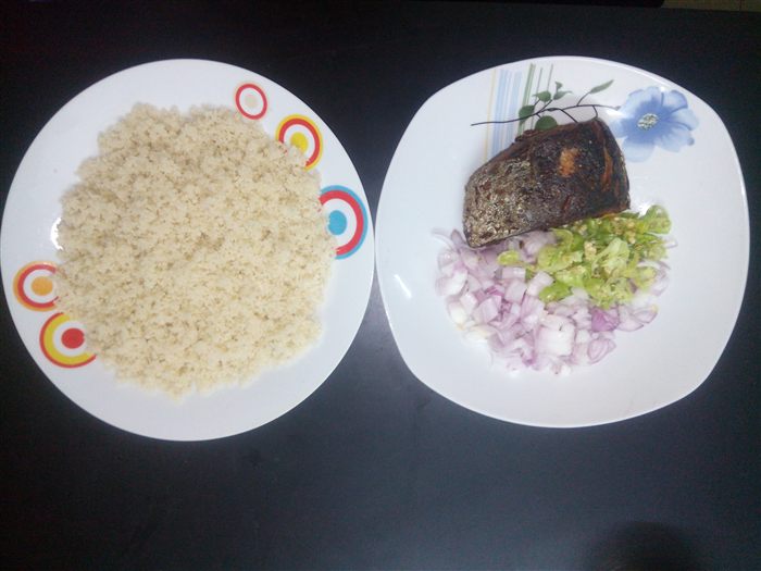 Garba : attiéké et thon frit, plat de rue ivoirien